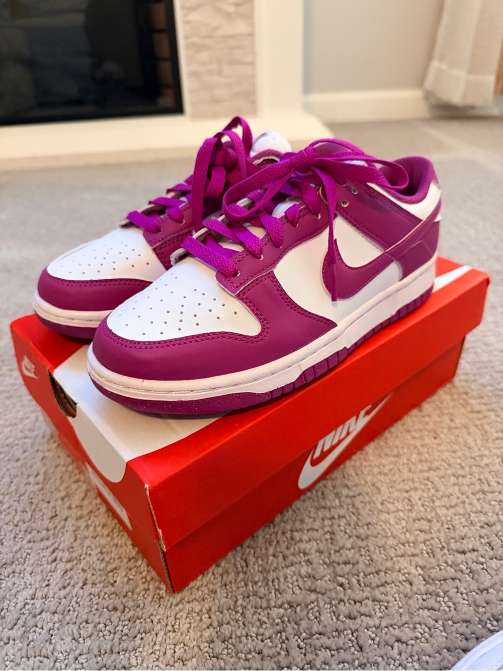 Nike Low-Top Sneakers in Magenta and White - Picture 2 of 6